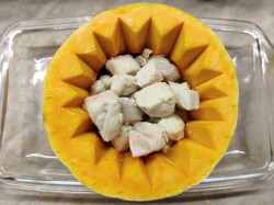 курица с овощами в тыкве в духовке. kurica v tykve zapechennaya v. курица с овощами в тыкве в духовке фото. курица с овощами в тыкве в духовке-kurica v tykve zapechennaya v. картинка курица с овощами в тыкве в духовке. картинка kurica v tykve zapechennaya v. Птица отлично сочетается с различными добавками. Один из необычных вариантов – курица с тыквой в духовке. Приготовить блюдо можно в специальном пакете для запекания, а можно использовать порционные горшочки. Но самый эффектный вариант – тыква, фаршированная курицей.