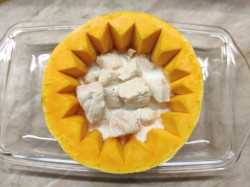 курица с овощами в тыкве в духовке. kurica v tykve zapechennaya v. курица с овощами в тыкве в духовке фото. курица с овощами в тыкве в духовке-kurica v tykve zapechennaya v. картинка курица с овощами в тыкве в духовке. картинка kurica v tykve zapechennaya v. Птица отлично сочетается с различными добавками. Один из необычных вариантов – курица с тыквой в духовке. Приготовить блюдо можно в специальном пакете для запекания, а можно использовать порционные горшочки. Но самый эффектный вариант – тыква, фаршированная курицей.