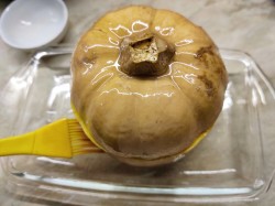 курица с овощами в тыкве в духовке. kurica v tykve zapechennaya v. курица с овощами в тыкве в духовке фото. курица с овощами в тыкве в духовке-kurica v tykve zapechennaya v. картинка курица с овощами в тыкве в духовке. картинка kurica v tykve zapechennaya v. Птица отлично сочетается с различными добавками. Один из необычных вариантов – курица с тыквой в духовке. Приготовить блюдо можно в специальном пакете для запекания, а можно использовать порционные горшочки. Но самый эффектный вариант – тыква, фаршированная курицей.