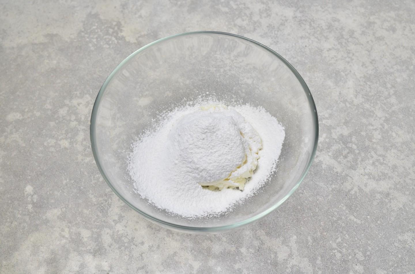 Можно ли заменить сахарную пудру сахаром. Пармезан с сахарной пудрой. Сахар порошок в маленьких фасовках. Отношение сахарной пудры к сахару. Для чего добавляют сахарную пудру в крем.