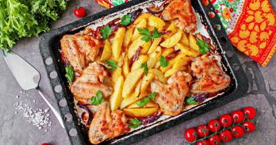 Крылышки на противне в духовке с картошкой