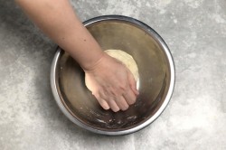 немецкое блюдо штрудли с мясом и картошкой. shtrudli s myasom i kartofelem po nemecki 1625743381 3 min. немецкое блюдо штрудли с мясом и картошкой фото. немецкое блюдо штрудли с мясом и картошкой-shtrudli s myasom i kartofelem po nemecki 1625743381 3 min. картинка немецкое блюдо штрудли с мясом и картошкой. картинка shtrudli s myasom i kartofelem po nemecki 1625743381 3 min. Оригинальные, пышные, необычные, из простых продуктов! Штрудли с мясом и картофелем по-немецки — это булочки-завитушки, приготовленные на пару вместе с тушеным мясом и картошкой. Получается сразу и блюдо, и хлеб. Пикантности добавляет вкусу квашеная капуста, а штрудли делают его сытным и домашним.
