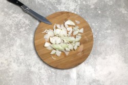 немецкое блюдо штрудли с мясом и картошкой. shtrudli s myasom i kartofelem po nemecki 1625743389 7 min. немецкое блюдо штрудли с мясом и картошкой фото. немецкое блюдо штрудли с мясом и картошкой-shtrudli s myasom i kartofelem po nemecki 1625743389 7 min. картинка немецкое блюдо штрудли с мясом и картошкой. картинка shtrudli s myasom i kartofelem po nemecki 1625743389 7 min. Оригинальные, пышные, необычные, из простых продуктов! Штрудли с мясом и картофелем по-немецки — это булочки-завитушки, приготовленные на пару вместе с тушеным мясом и картошкой. Получается сразу и блюдо, и хлеб. Пикантности добавляет вкусу квашеная капуста, а штрудли делают его сытным и домашним.