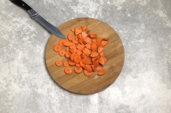 немецкое блюдо штрудли с мясом и картошкой. shtrudli s myasom i kartofelem po nemecki 1625743391 8 min. немецкое блюдо штрудли с мясом и картошкой фото. немецкое блюдо штрудли с мясом и картошкой-shtrudli s myasom i kartofelem po nemecki 1625743391 8 min. картинка немецкое блюдо штрудли с мясом и картошкой. картинка shtrudli s myasom i kartofelem po nemecki 1625743391 8 min. Оригинальные, пышные, необычные, из простых продуктов! Штрудли с мясом и картофелем по-немецки — это булочки-завитушки, приготовленные на пару вместе с тушеным мясом и картошкой. Получается сразу и блюдо, и хлеб. Пикантности добавляет вкусу квашеная капуста, а штрудли делают его сытным и домашним.