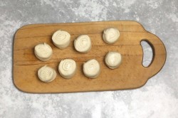 немецкое блюдо штрудли с мясом и картошкой. shtrudli s myasom i kartofelem po nemecki 1625743406 16 min. немецкое блюдо штрудли с мясом и картошкой фото. немецкое блюдо штрудли с мясом и картошкой-shtrudli s myasom i kartofelem po nemecki 1625743406 16 min. картинка немецкое блюдо штрудли с мясом и картошкой. картинка shtrudli s myasom i kartofelem po nemecki 1625743406 16 min. Оригинальные, пышные, необычные, из простых продуктов! Штрудли с мясом и картофелем по-немецки — это булочки-завитушки, приготовленные на пару вместе с тушеным мясом и картошкой. Получается сразу и блюдо, и хлеб. Пикантности добавляет вкусу квашеная капуста, а штрудли делают его сытным и домашним.