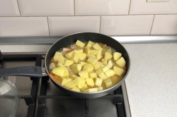 немецкое блюдо штрудли с мясом и картошкой. shtrudli s myasom i kartofelem po nemecki 1625743408 17 min. немецкое блюдо штрудли с мясом и картошкой фото. немецкое блюдо штрудли с мясом и картошкой-shtrudli s myasom i kartofelem po nemecki 1625743408 17 min. картинка немецкое блюдо штрудли с мясом и картошкой. картинка shtrudli s myasom i kartofelem po nemecki 1625743408 17 min. Оригинальные, пышные, необычные, из простых продуктов! Штрудли с мясом и картофелем по-немецки — это булочки-завитушки, приготовленные на пару вместе с тушеным мясом и картошкой. Получается сразу и блюдо, и хлеб. Пикантности добавляет вкусу квашеная капуста, а штрудли делают его сытным и домашним.
