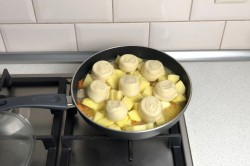 немецкое блюдо штрудли с мясом и картошкой. shtrudli s myasom i kartofelem po nemecki 1625743410 18 min. немецкое блюдо штрудли с мясом и картошкой фото. немецкое блюдо штрудли с мясом и картошкой-shtrudli s myasom i kartofelem po nemecki 1625743410 18 min. картинка немецкое блюдо штрудли с мясом и картошкой. картинка shtrudli s myasom i kartofelem po nemecki 1625743410 18 min. Оригинальные, пышные, необычные, из простых продуктов! Штрудли с мясом и картофелем по-немецки — это булочки-завитушки, приготовленные на пару вместе с тушеным мясом и картошкой. Получается сразу и блюдо, и хлеб. Пикантности добавляет вкусу квашеная капуста, а штрудли делают его сытным и домашним.