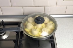 немецкое блюдо штрудли с мясом и картошкой. shtrudli s myasom i kartofelem po nemecki 1625743411 19 min. немецкое блюдо штрудли с мясом и картошкой фото. немецкое блюдо штрудли с мясом и картошкой-shtrudli s myasom i kartofelem po nemecki 1625743411 19 min. картинка немецкое блюдо штрудли с мясом и картошкой. картинка shtrudli s myasom i kartofelem po nemecki 1625743411 19 min. Оригинальные, пышные, необычные, из простых продуктов! Штрудли с мясом и картофелем по-немецки — это булочки-завитушки, приготовленные на пару вместе с тушеным мясом и картошкой. Получается сразу и блюдо, и хлеб. Пикантности добавляет вкусу квашеная капуста, а штрудли делают его сытным и домашним.