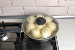 немецкое блюдо штрудли с мясом и картошкой. shtrudli s myasom i kartofelem po nemecki 1625743413 20 min. немецкое блюдо штрудли с мясом и картошкой фото. немецкое блюдо штрудли с мясом и картошкой-shtrudli s myasom i kartofelem po nemecki 1625743413 20 min. картинка немецкое блюдо штрудли с мясом и картошкой. картинка shtrudli s myasom i kartofelem po nemecki 1625743413 20 min. Оригинальные, пышные, необычные, из простых продуктов! Штрудли с мясом и картофелем по-немецки — это булочки-завитушки, приготовленные на пару вместе с тушеным мясом и картошкой. Получается сразу и блюдо, и хлеб. Пикантности добавляет вкусу квашеная капуста, а штрудли делают его сытным и домашним.
