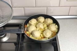 немецкое блюдо штрудли с мясом и картошкой. shtrudli s myasom i kartofelem po nemecki 1625743415 21 min. немецкое блюдо штрудли с мясом и картошкой фото. немецкое блюдо штрудли с мясом и картошкой-shtrudli s myasom i kartofelem po nemecki 1625743415 21 min. картинка немецкое блюдо штрудли с мясом и картошкой. картинка shtrudli s myasom i kartofelem po nemecki 1625743415 21 min. Оригинальные, пышные, необычные, из простых продуктов! Штрудли с мясом и картофелем по-немецки — это булочки-завитушки, приготовленные на пару вместе с тушеным мясом и картошкой. Получается сразу и блюдо, и хлеб. Пикантности добавляет вкусу квашеная капуста, а штрудли делают его сытным и домашним.