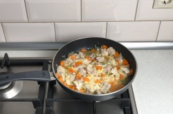 немецкое блюдо штрудли с мясом и картошкой. shtrudli s myasom i kartofelem po nemecki 1625772728 0 min. немецкое блюдо штрудли с мясом и картошкой фото. немецкое блюдо штрудли с мясом и картошкой-shtrudli s myasom i kartofelem po nemecki 1625772728 0 min. картинка немецкое блюдо штрудли с мясом и картошкой. картинка shtrudli s myasom i kartofelem po nemecki 1625772728 0 min. Оригинальные, пышные, необычные, из простых продуктов! Штрудли с мясом и картофелем по-немецки — это булочки-завитушки, приготовленные на пару вместе с тушеным мясом и картошкой. Получается сразу и блюдо, и хлеб. Пикантности добавляет вкусу квашеная капуста, а штрудли делают его сытным и домашним.