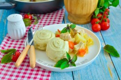 немецкое блюдо штрудли с мясом и картошкой. shtrudli s myasom i kartofelem po nemecki 1625773708 1 min. немецкое блюдо штрудли с мясом и картошкой фото. немецкое блюдо штрудли с мясом и картошкой-shtrudli s myasom i kartofelem po nemecki 1625773708 1 min. картинка немецкое блюдо штрудли с мясом и картошкой. картинка shtrudli s myasom i kartofelem po nemecki 1625773708 1 min. Оригинальные, пышные, необычные, из простых продуктов! Штрудли с мясом и картофелем по-немецки — это булочки-завитушки, приготовленные на пару вместе с тушеным мясом и картошкой. Получается сразу и блюдо, и хлеб. Пикантности добавляет вкусу квашеная капуста, а штрудли делают его сытным и домашним.