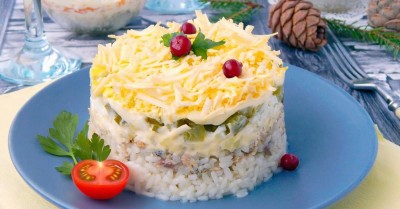 Салат с рисом и рыбными консервами слоеный