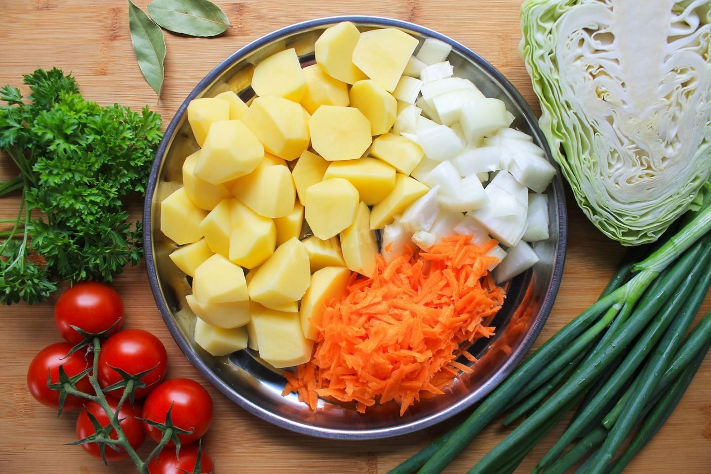 Рецепт капуста картошка морковь. Лук кубиками. Капуста с помидором и картошкой. Капуста брусочками. Тушеная капустка с картошечкой.