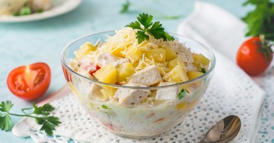 Салат с ананасом и курицей и сыром с чесноком
