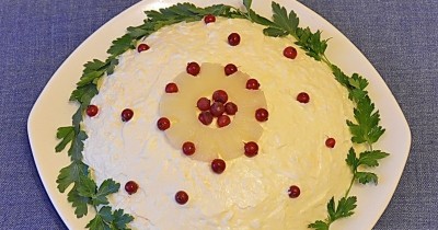 Салат с куриным филе, ананасами, грибами и сыром