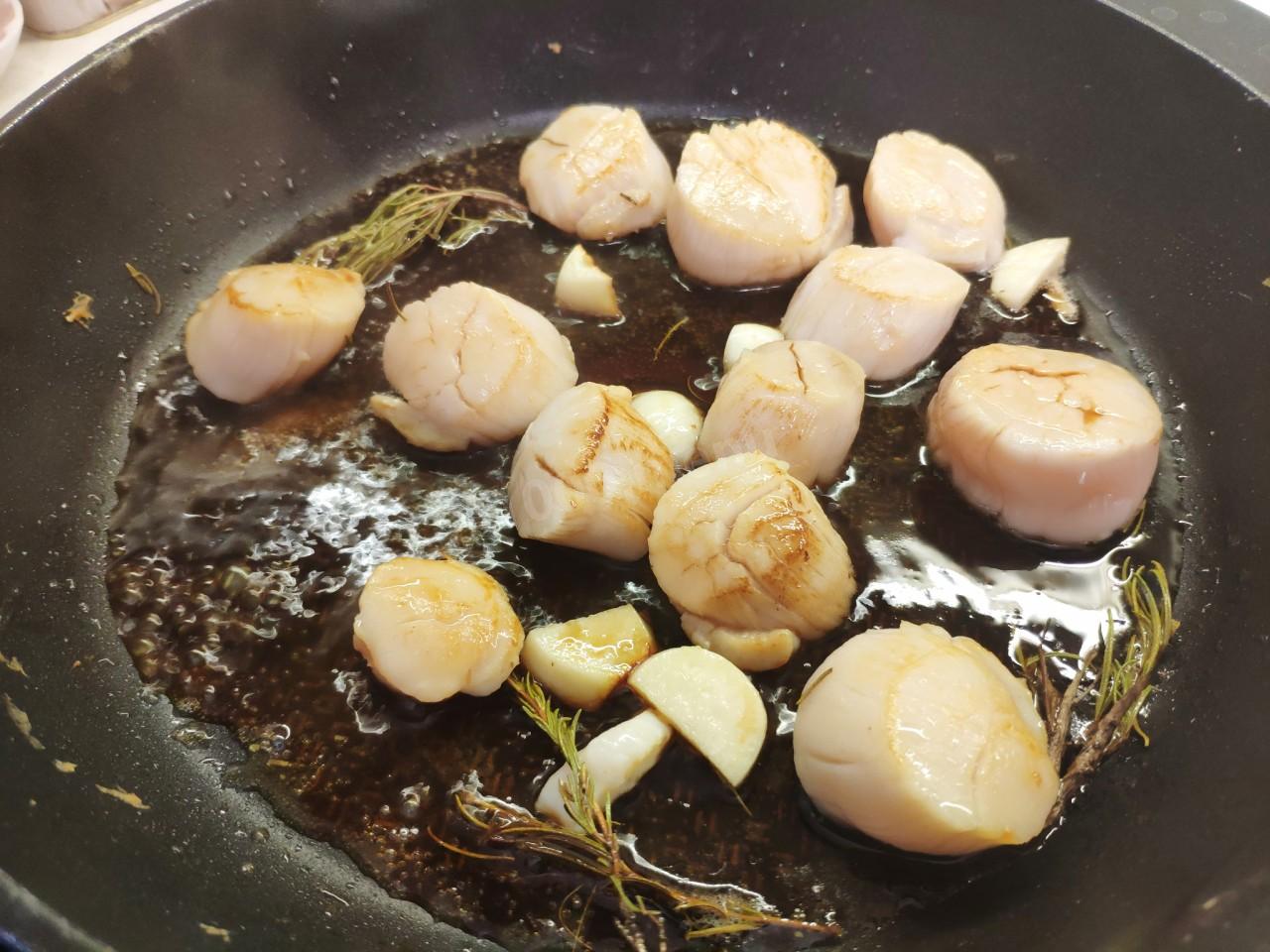 Как приготовить морской гребешок. Морской гребешок с соевым соусом. Гребешки на сковороде. Морской гребешок на сковороде. Гребешки вареные.