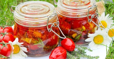 Летний салат с моцареллой и черри для пикника