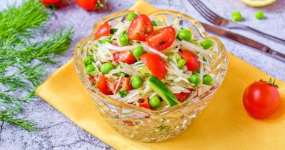 Салат из капусты с зеленым горошком
