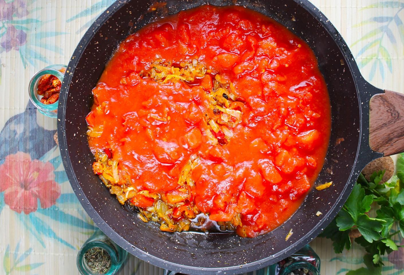 Овощи с томатной пастой на сковороде. Сковородка помидорка. Сердечки с помидорами на сковороде. Сосиски с баклажанами и помидорами на сковороде. Рыба в помидорах на сковороде.