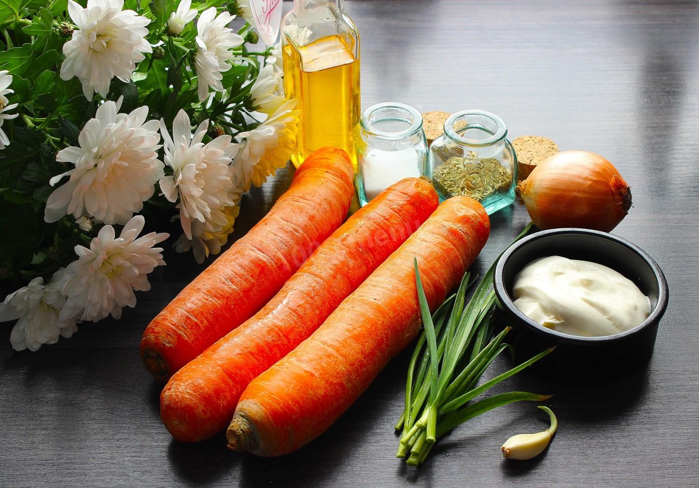 Морковь килокалории. Морковка тушеная в сметане. Сырая морковь со специями. Морковь тушить в сковороде. Морковь в сметане на сковороде тушеная с луком.