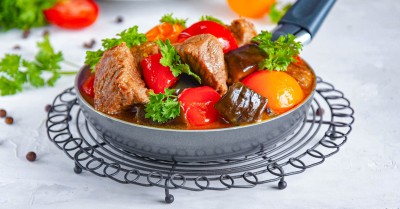 Говядина с баклажанами помидорами и перцем тушеная