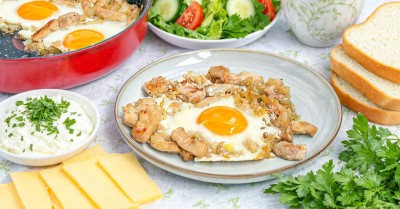 Свинина с яйцами на сковороде