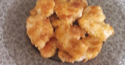 Жареные куриные грудки в кляре из муки и яйца со специями