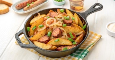 Жареная картошка с колбасками на сковороде