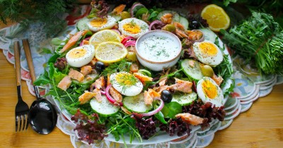 Салат с копченой рыбой горячего копчения и оливками