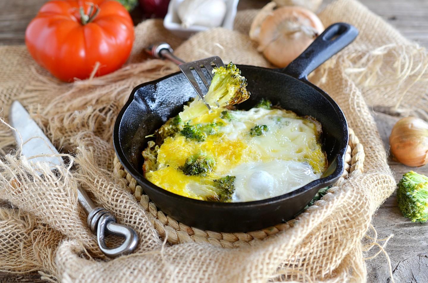 Брокколи с яйцом на сковороде рецепт с фото