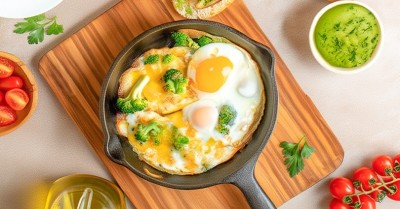 Брокколи с яйцом на сковороде