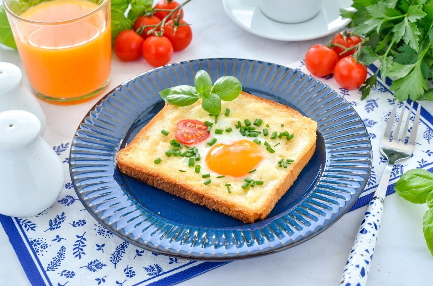 Рецепт приготовления бутерброда с яйцом и маслом - просто и быстро