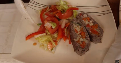 Мясной рулет с моцареллой и овощами