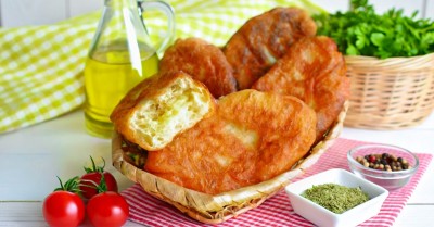 Жареные пирожки с картошкой на дрожжах на сковороде