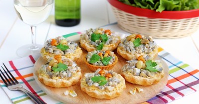 Тарталетки с курицей грибами и сыром в духовке