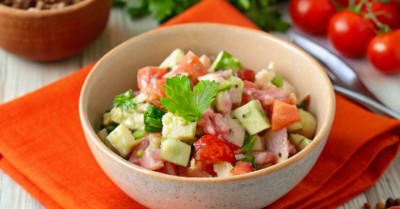 Салат Малибу с копченой курицей