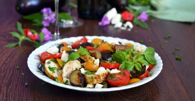 Теплый салат с курицей баклажанами и помидорами
