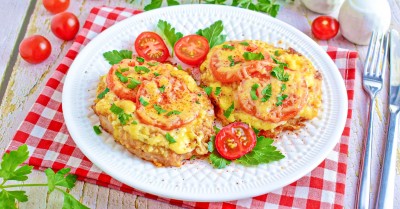 Отбивные с помидором и сыром из свинины в духовке