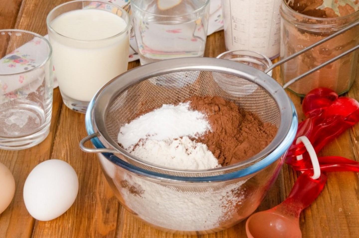 Какао мука молоко сахар масло. Mix Sugar flour and Milk.