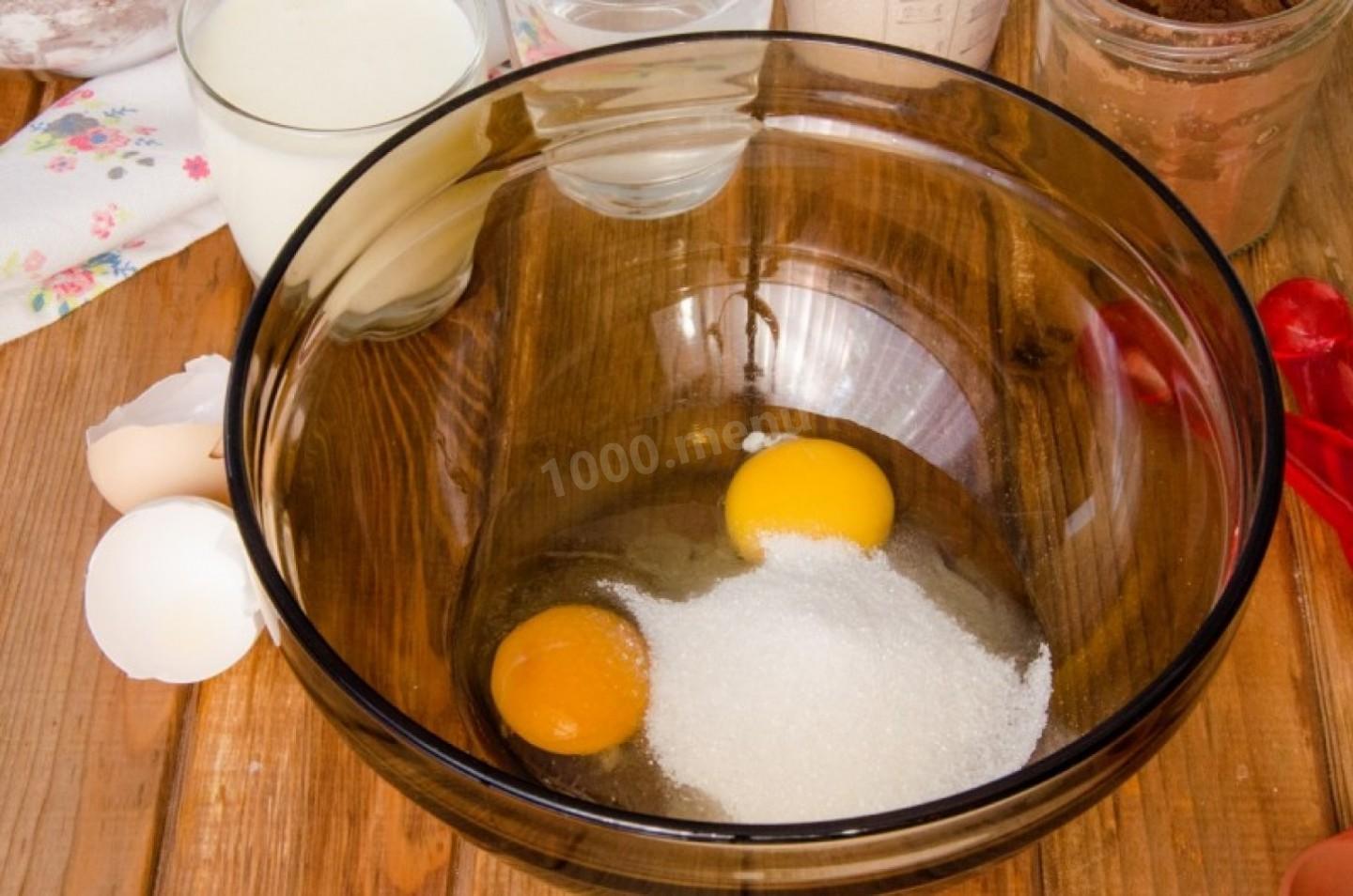 Сырое яйцо в кипятке. Миска с разбитым яйцом в ней. Яйца вбить в миску или разбить в миску. В небольшую миску вбейте 2 яйца. Мама добавила в миску 1 3 килограмма