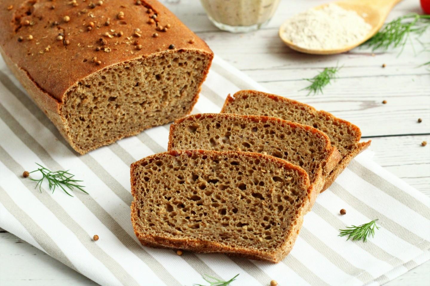 Рецепт хлеба из цельнозерновой муки на закваске. Хлеб. Хлеб на закваске. Ржаной хлеб. Ржаной хлеб домашний.