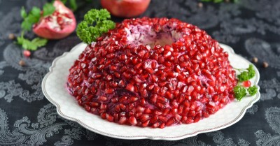 Салат Гранатовый браслет с курицей классический