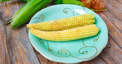 Молодая кукуруза в початках в микроволновке