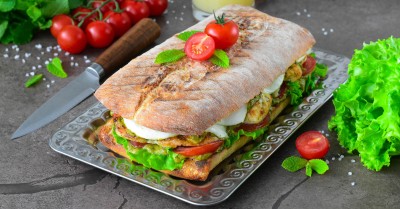 Панини с курицей бутерброд на чиабатте