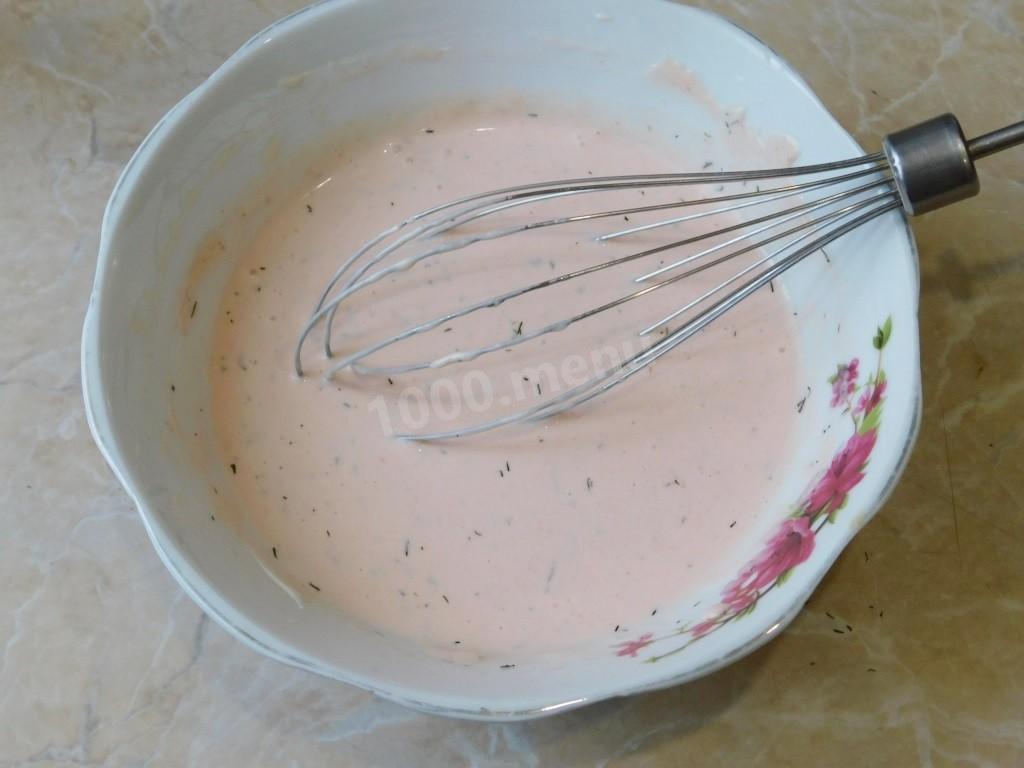 Подлива сметана и томатная паста для тефтелей. Тефтели в сметанно-томатном соусе. Как сделать сметанный соус с сосисками. Чтоб сметана не свернулась в соусе что сделать. Как сделать чтобы сметанная подлива не свернулась.