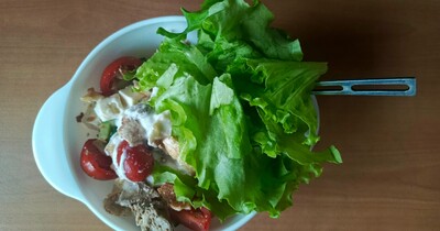 салат с куриной печенью, брынзой и яичными блинчиками