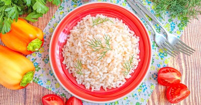 Рассыпчатый рис на сливочном масле на сковороде