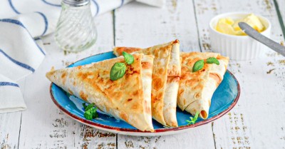 Конвертики из лаваша с разными начинками на сковороде