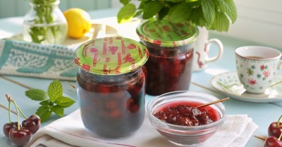 Простое варенье из вишни с косточкой